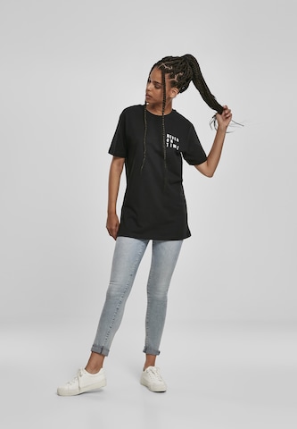 Merchcode Koszulka 'Never On Time' w kolorze czarny