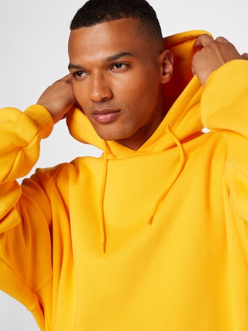 Urban Classics - Sweatshirt em amarelo