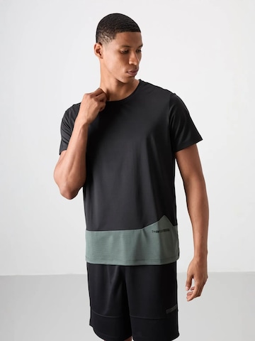 T-Shirt fonctionnel Tommy Life en noir : devant
