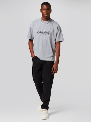 About You x Cyberkongz T-shirt 'Mika' i grå