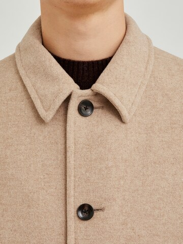 Bertoni Between-Seasons Coat 'Davi' in Beige