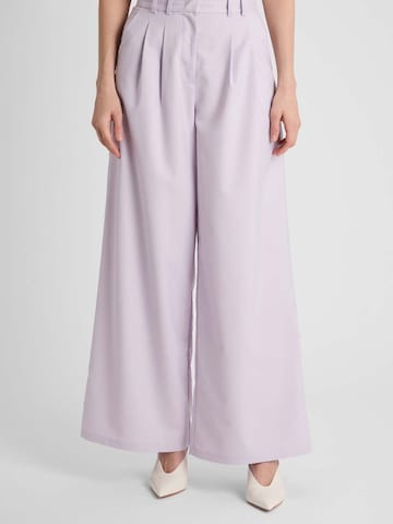 GUIDO MARIA KRETSCHMER FOR BRIDGERTON Wide Leg Bukser med lægfolder 'Kate' i lilla: forside