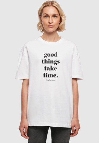 Merchcode T-Shirt 'Good Things Take Time' in Weiß: Vorderseite