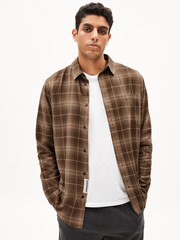 Fit confort Chemise ARMEDANGELS en marron : devant