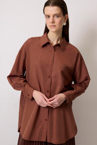 Touche Prive Blouse in Brown: front