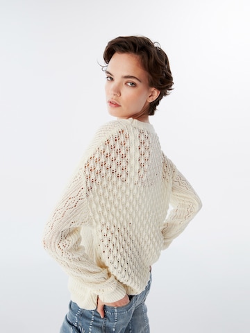 Twist Pullover in Beige