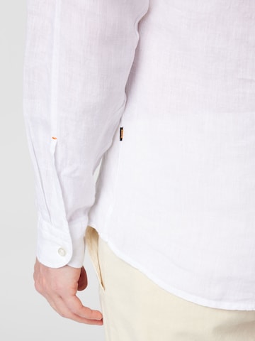 Coupe regular Chemise 'Race' BOSS Orange en blanc