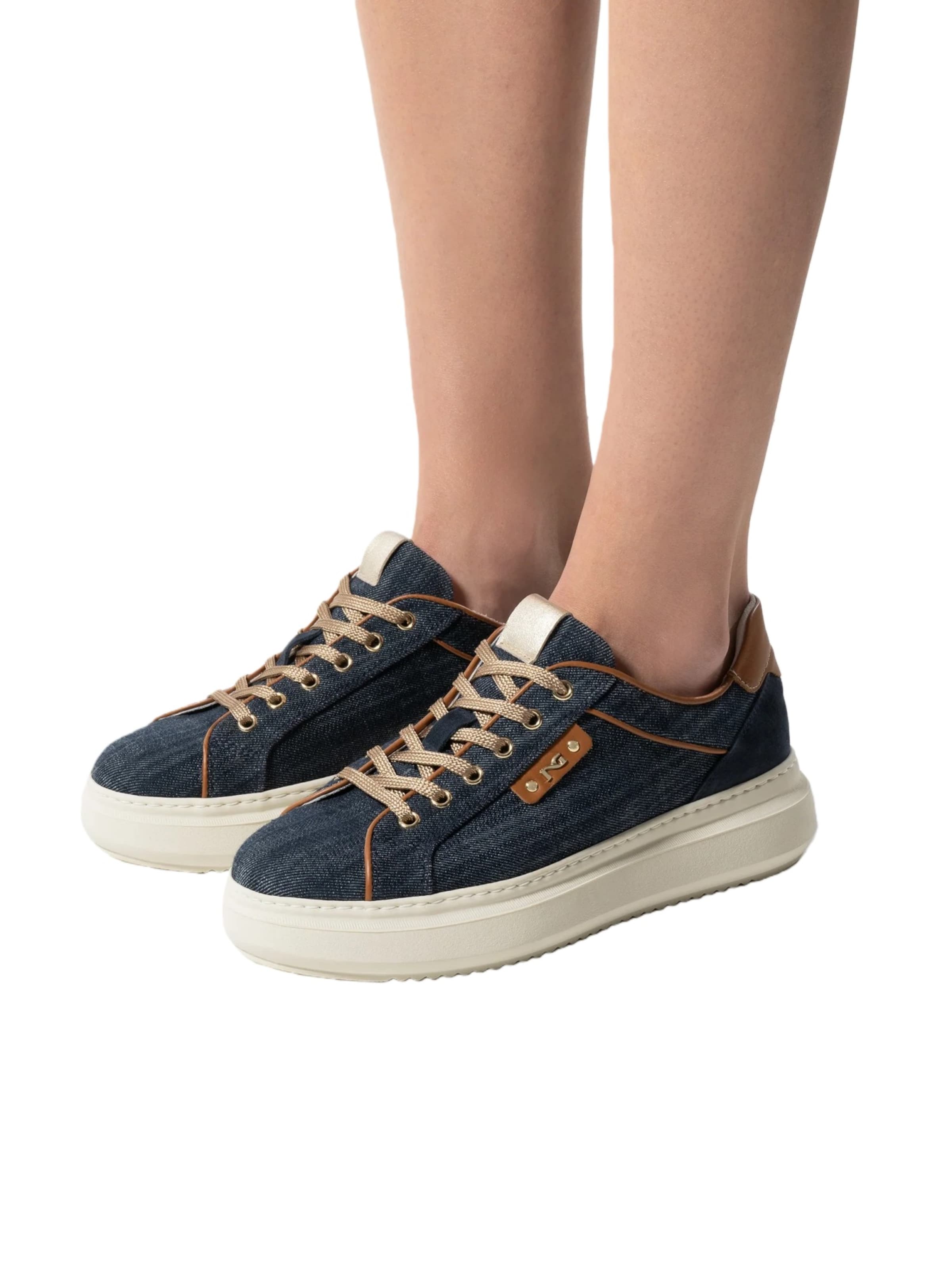 Baskets basses Nero Giardini en bleu : devant