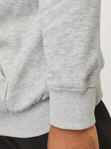 Jack & Jones Plus Sweatshirt 'JCOOUTDOOR' in Grau