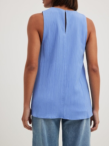 NA-KD Top in Blau