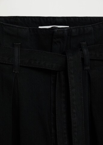 regular Jeans con pieghe 'Snaps' di MANGO in nero