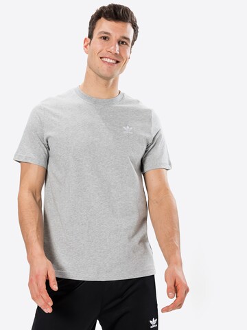 ADIDAS ORIGINALS - Camiseta 'Adicolor Essentials Trefoil' en gris: frente