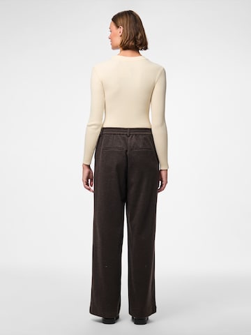 Loosefit Pantalon 'PCMAMILLA' PIECES en marron