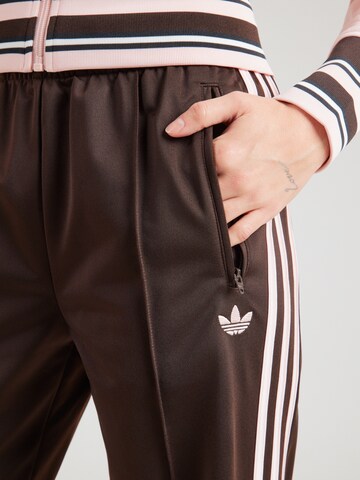 ADIDAS ORIGINALS Szabványos Nadrág 'CLASSIC' - barna