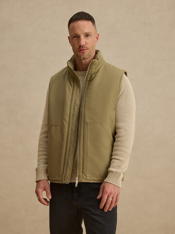 DAN FOX APPAREL Vest 'Kuzey' in Green: front