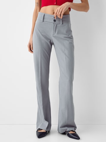 Bershka Flared Pleated Pants in Grey: front