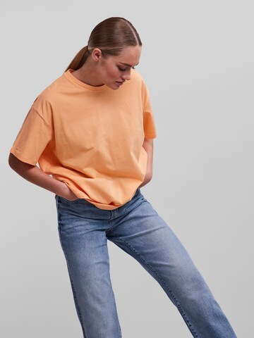 PIECES - Camiseta talla grande 'Rina' en naranja