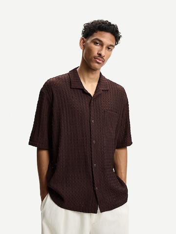 Fit confort Chemise Bershka en marron : devant
