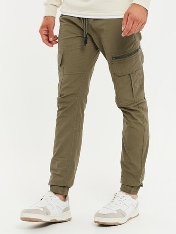 Effilé Pantalon cargo Threadbare en vert : devant