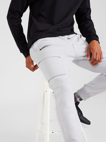 Effilé Pantalon cargo Nike Sportswear en gris