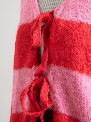 PIECES Neuletakki 'PCRASMINE' värissä punainen