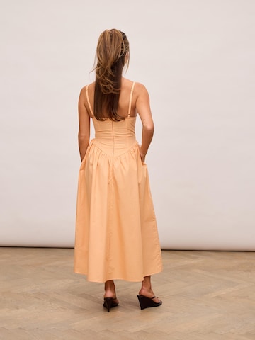 Abito di noar studios in arancione