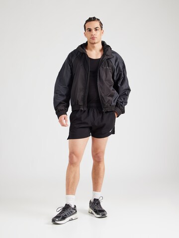 regular Pantaloni sportivi di ASICS in nero
