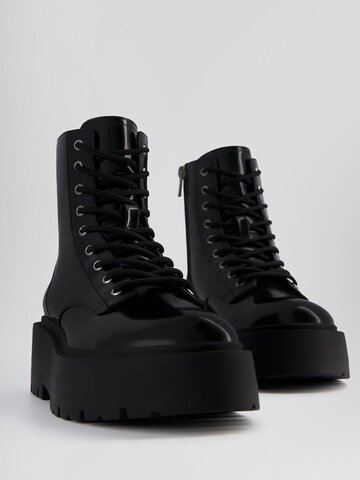 Bottines à lacets Bershka en noir