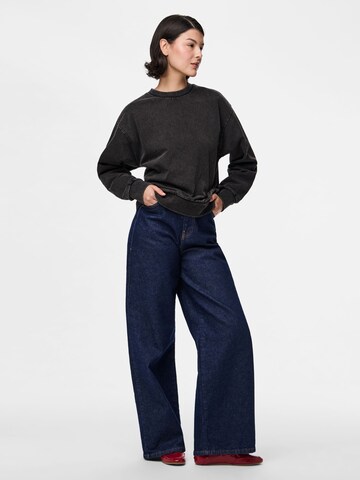 Sweat-shirt 'PCChilli' PIECES en noir