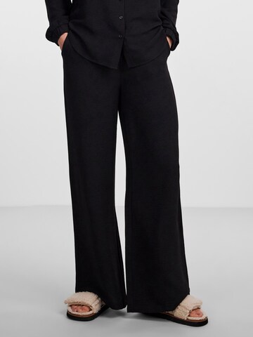 Wide leg Pantaloni 'FLORE' di PIECES in nero