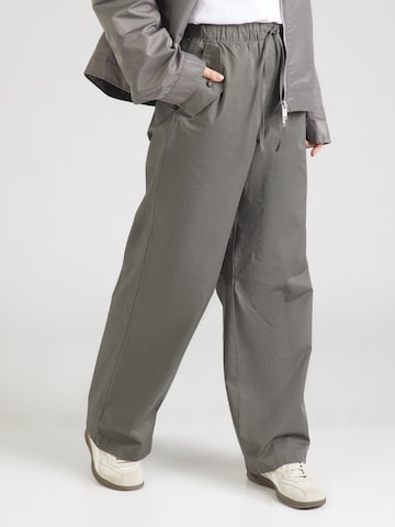 Calvin Klein Jeans Loosefit Παντελόνι σε γκρι: μπροστά