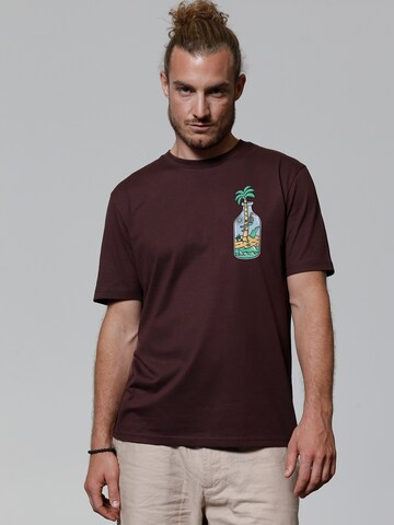 Watapparel Shirt 'Holiday in a bottle' in Red: front