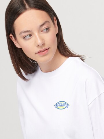 UNFOLLOWED x ABOUT YOU Shirt 'AVOID' in White