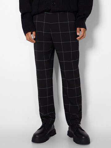 Regular Pantaloni de la Bershka pe negru: față