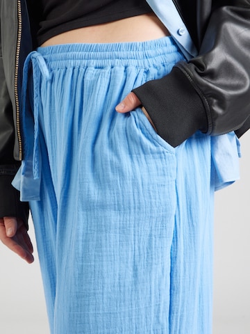 Loosefit Pantaloni 'CARTHYRA' di ONLY Carmakoma in blu
