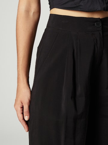 Guido Maria Kretschmer Women - Pierna ancha Pantalón plisado 'Cami' en negro