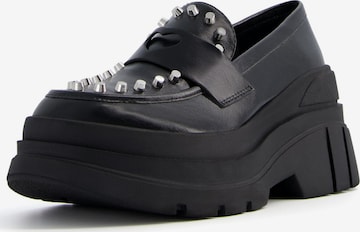 Chaussure basse Bershka en noir : devant