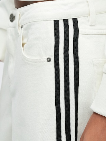 ADIDAS ORIGINALS Wide Leg Jeans 'FIREBIRD' in Weiß