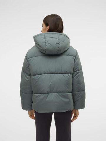VERO MODA Зимняя куртка 'IDALINE' в Зеленый