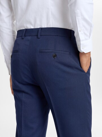 Coupe slim Pantalon à plis Finshley & Harding London en bleu