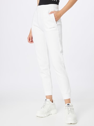 Effilé Pantalon Calvin Klein en blanc : devant