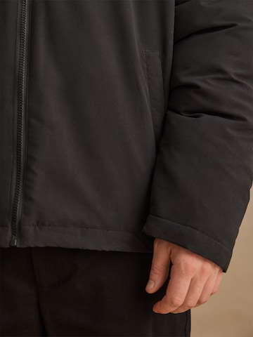 DAN FOX APPAREL Between-Season Jacket 'Onur' in Black