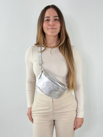 lePelou Gürteltasche 'MICA medium'‌‌‌‌‌‌ in Silber: Vorderseite