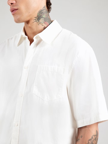 Comfort fit Camicia di WEEKDAY in bianco