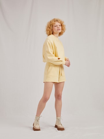 Sweat-shirt 'Kate' A LOT LESS en jaune