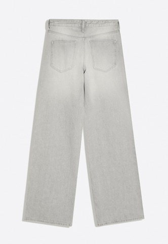 Bershka Široke hlačnice Kavbojke | siva barva