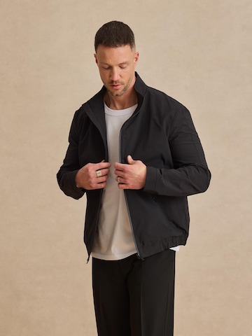DAN FOX APPAREL Демисезонная куртка 'Gianluca' в Черный: спереди