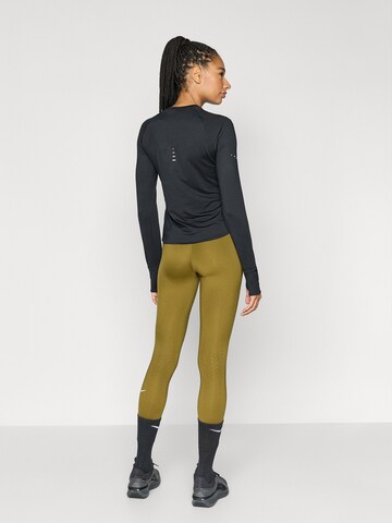 NIKE Skinny Športové nohavice 'SWIFT' - Zelená: zadná strana