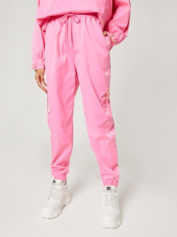 Hoermanseder x About You Tapered Trousers 'Elena' in Pink: front