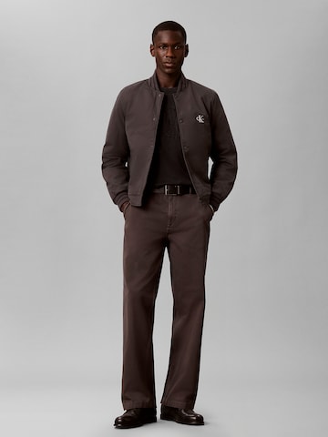Regular Pantalon chino Calvin Klein Jeans en marron